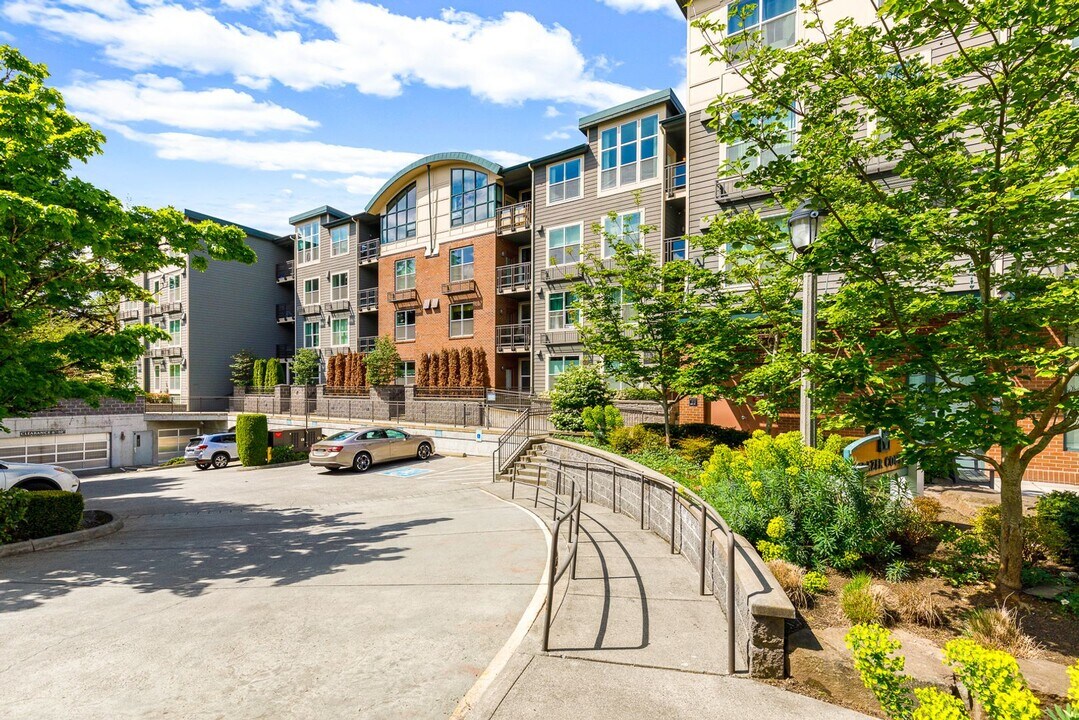 16275 NE 85th St in Redmond, WA - Building Photo