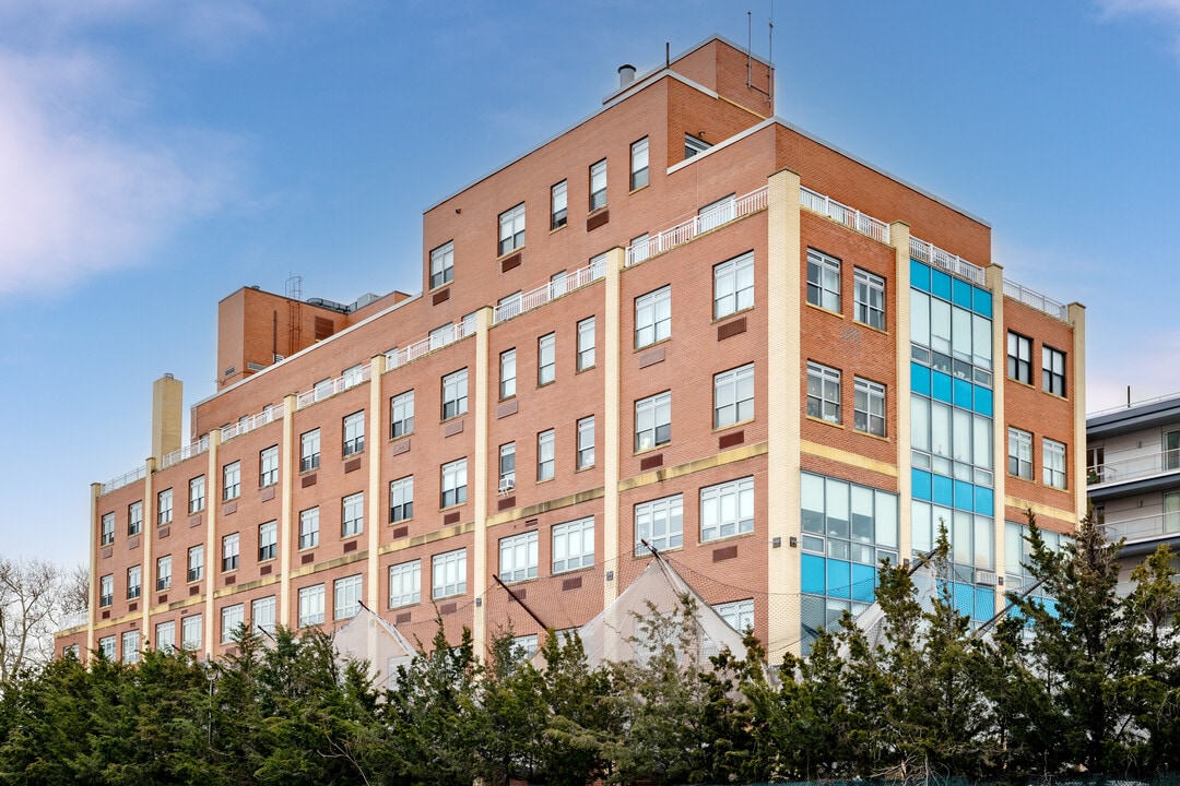 Waterview Plaza in College Point, NY - Building Photo