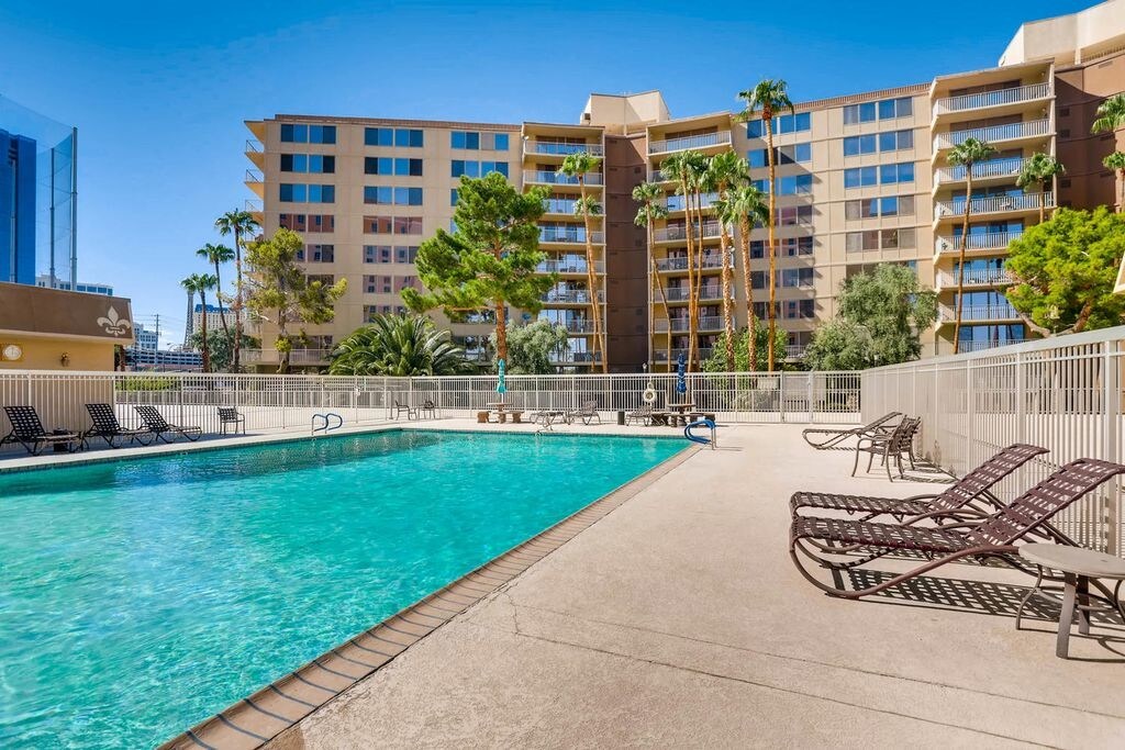 205 E Harmon Ave in Las Vegas, NV - Building Photo