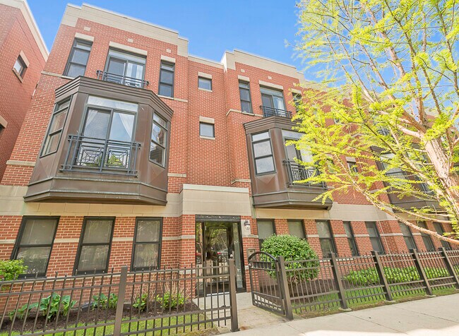 property at 943 W 14th Pl