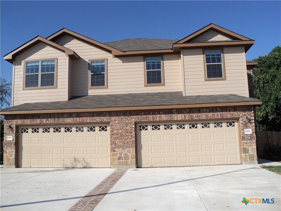 1105 Brown Rock Dr in New Braunfels, TX - Building Photo