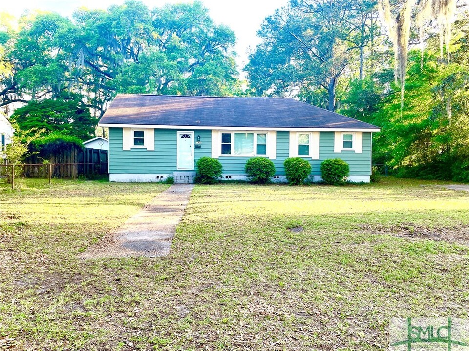 1935 Cokesbury Dr in Savannah, GA - Building Photo