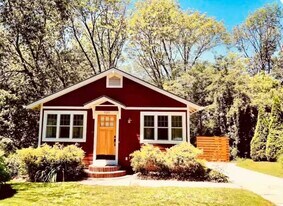 520 S Maple St in Saugatuck, MI - Building Photo