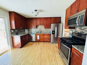 7008 Hawthorne Ln in Hanover Park, IL - Building Photo - Building Photo