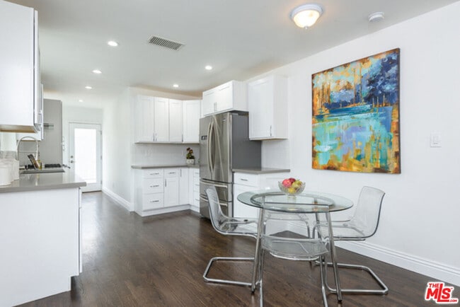14327 Martha St in Los Angeles, CA - Foto de edificio - Building Photo