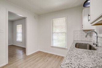 112 N Dobson St in Burleson, TX - Building Photo - Building Photo