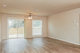 10614 Cherry Laurel in San Antonio, TX - Foto de edificio - Building Photo