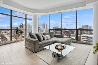 303 W Ohio St in Chicago, IL - Foto de edificio - Building Photo