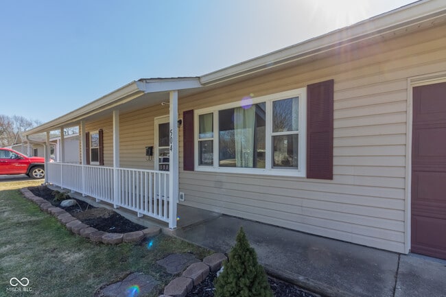 504 Mooreland Dr in Whiteland, IN - Building Photo - Building Photo