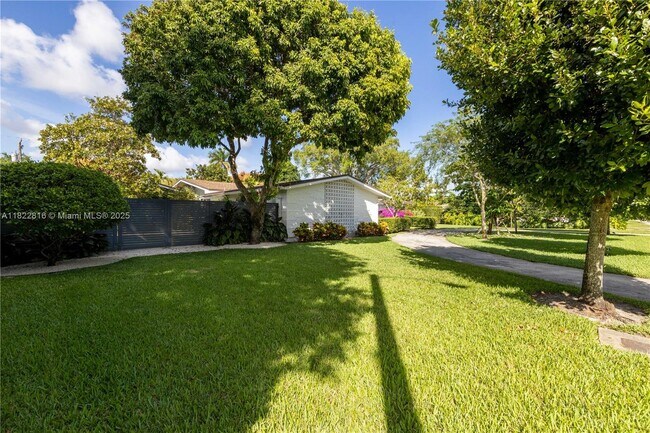 7451 SW 133rd St in Pinecrest, FL - Building Photo - Building Photo