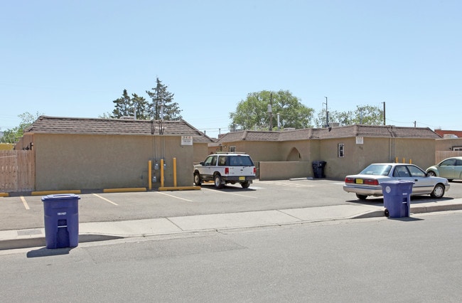 126 Charleston St NE in Albuquerque, NM - Foto de edificio - Building Photo