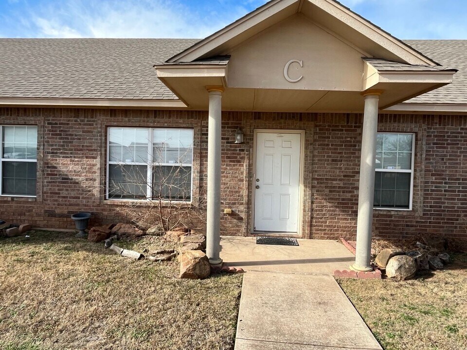 101 E St in Elgin, OK - Building Photo