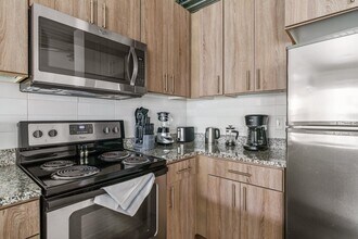 3550 Main St in Houston, TX - Foto de edificio - Building Photo