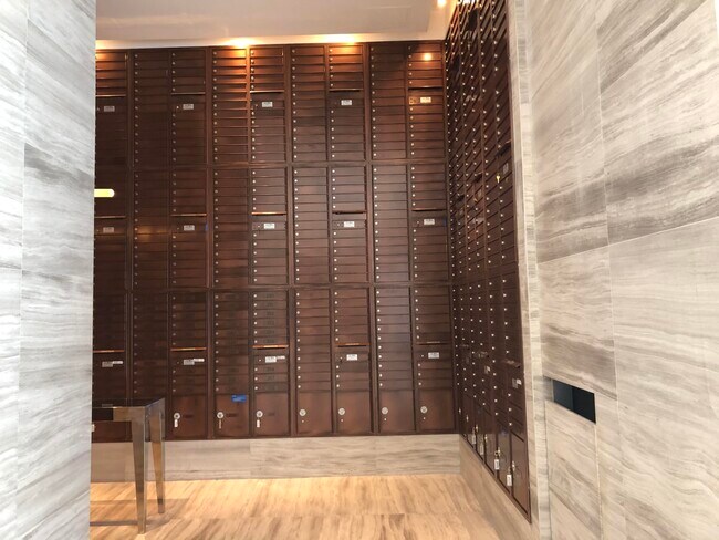 2000 Metropica Wy in Sunrise, FL - Foto de edificio - Building Photo