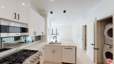105 S Doheny Dr-Unit -204 in Los Angeles, CA - Building Photo - Building Photo