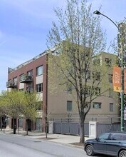 912 W Chicago Ave, Unit 201 in Chicago, IL - Building Photo - Building Photo