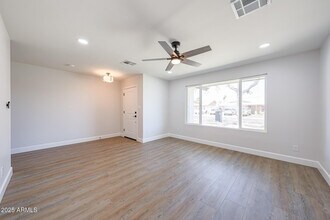 11202 N 43rd Dr in Glendale, AZ - Building Photo - Building Photo