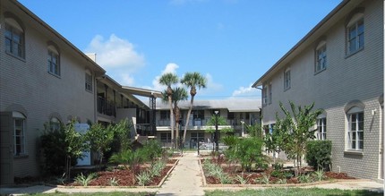 Sunset Oaks in St. Petersburg, FL - Foto de edificio - Building Photo