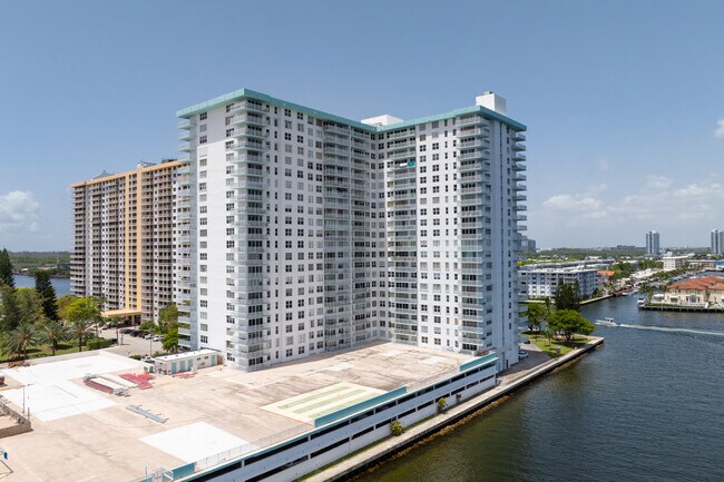 Winston Towers 500 in Sunny Isles Beach, FL - Building Photo - Building Photo