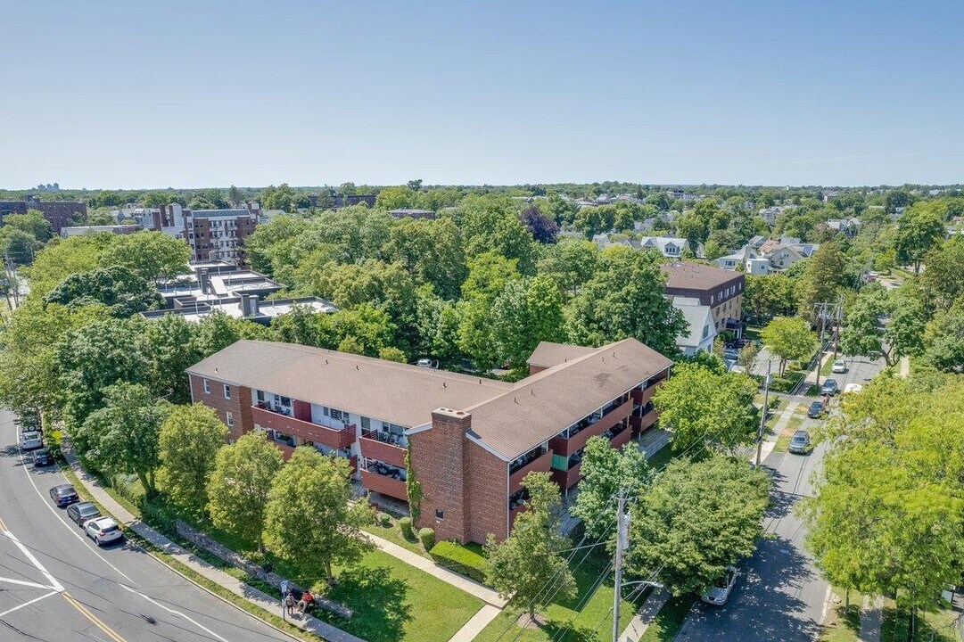 437 Pelham Rd in New Rochelle, NY - Building Photo