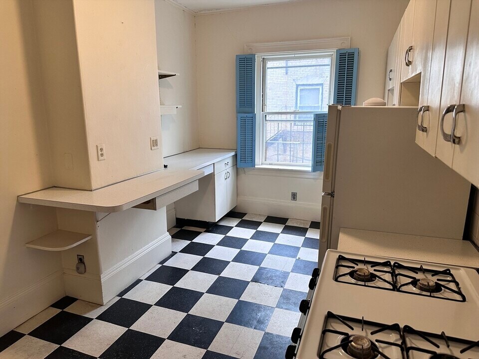 923 Beacon St, Unit 2 in Boston, MA - Foto de edificio