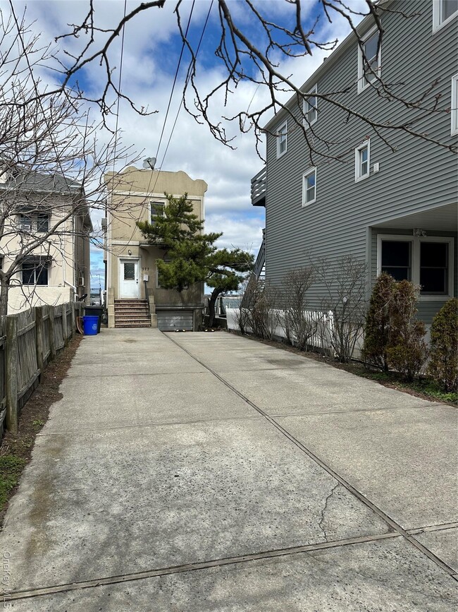 property at 923 W Park Ave