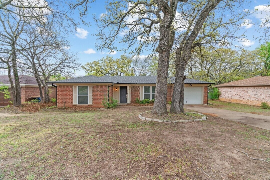 508 Lake Crest Pkwy in Azle, TX - Building Photo