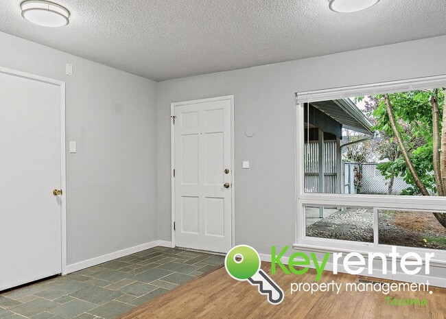 1825 S Woodlawn St in Tacoma, WA - Building Photo - Building Photo