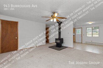 943 Burroughs Ave in Oak Harbor, WA - Building Photo - Building Photo