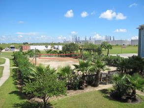 University Apartments Galveston in Galveston, TX - Foto de edificio - Building Photo