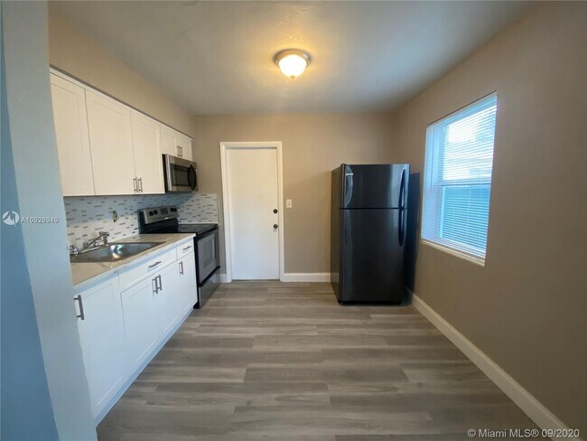 2300 Douglas St-Unit -5 in Hollywood, FL - Building Photo - Building Photo
