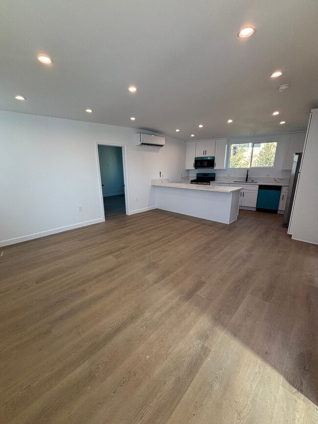 2280 S Barrington Ave, Unit 9 in Los Angeles, CA - Building Photo - Building Photo