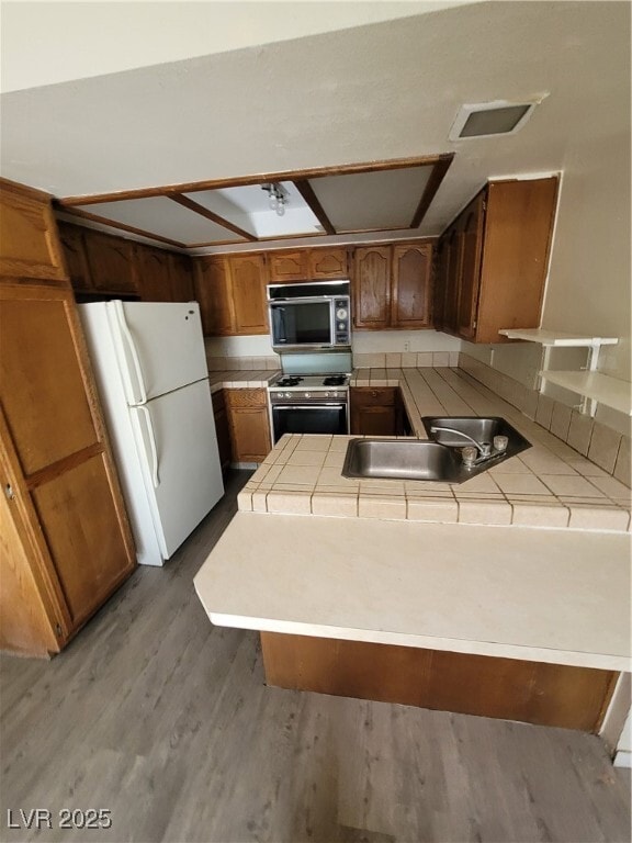 property at 5709 Goldmount Ave