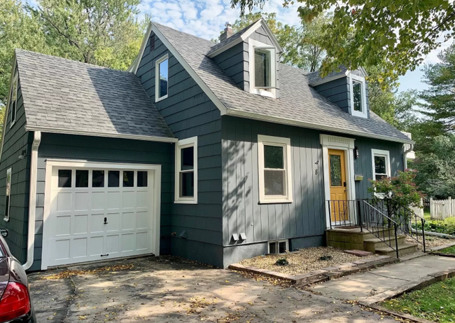 property at 8 18th Ave SW