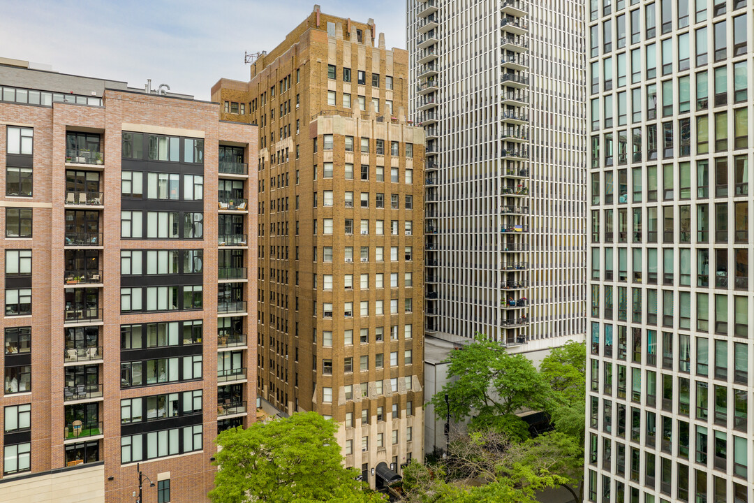 Canterbury Court Apartments in Chicago, IL - Building Photo