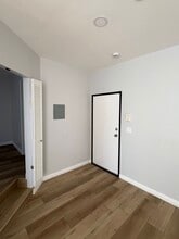 2107 N Beachwood Dr, Unit #107 in Los Angeles, CA - Building Photo - Building Photo