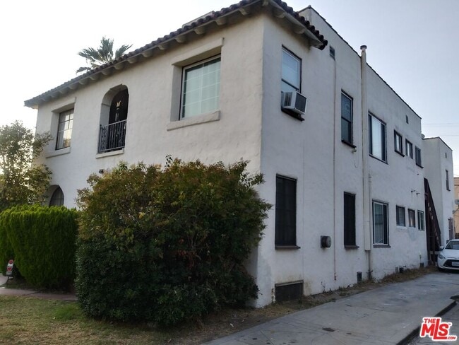 6133 Cashio St in Los Angeles, CA - Building Photo - Building Photo
