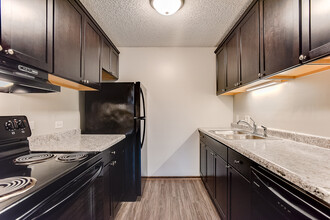 Caravelle Apartments in St. Anthony, MN - Building Photo - Building Photo