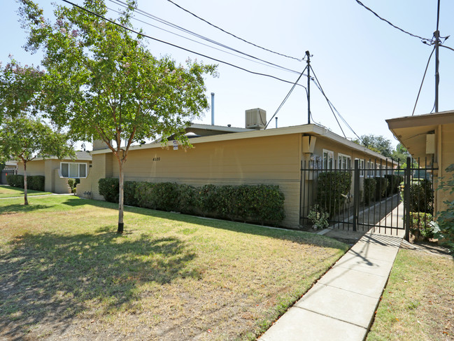 4520 E Sierra Madre Ave in Fresno, CA - Building Photo - Building Photo