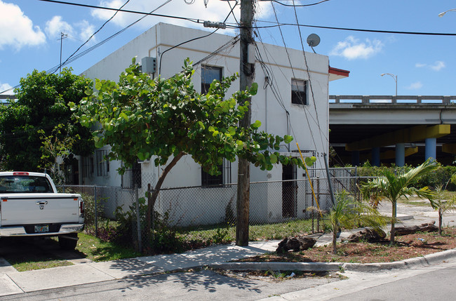 222 NW 14th Ter in Miami, FL - Foto de edificio - Building Photo