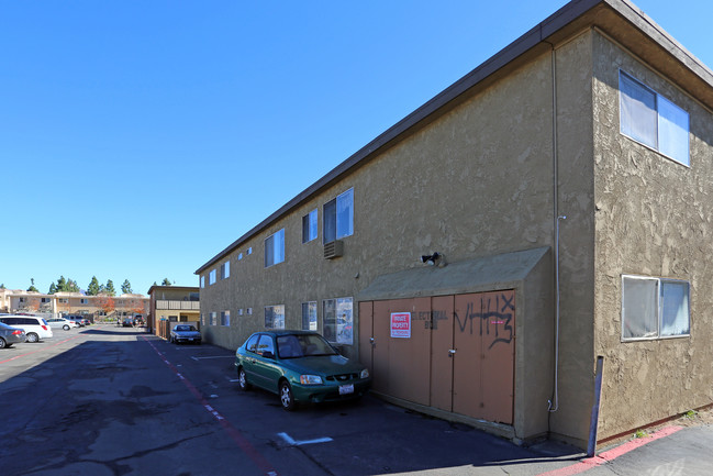 Oak Manor Apartments in Poway, CA - Building Photo - Building Photo