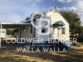 228 W Whitman Dr in College Place, WA - Building Photo