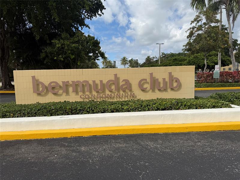 5801 NW 62nd Ave in Tamarac, FL - Foto de edificio