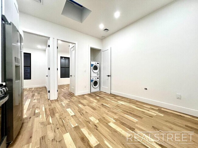 24 Marconi Pl in Brooklyn, NY - Building Photo - Building Photo