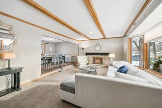 7450 Duluth St in Minneapolis, MN - Foto de edificio - Building Photo