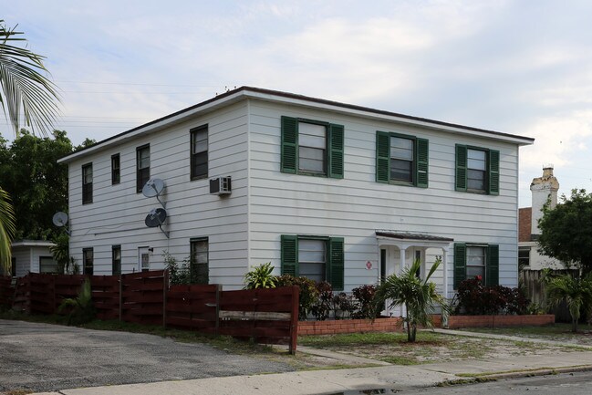 321 Conniston Rd in West Palm Beach, FL - Building Photo - Building Photo