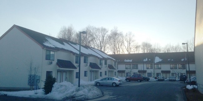 Brushy Hill Plaza Apartments in Branford, CT - Foto de edificio - Building Photo