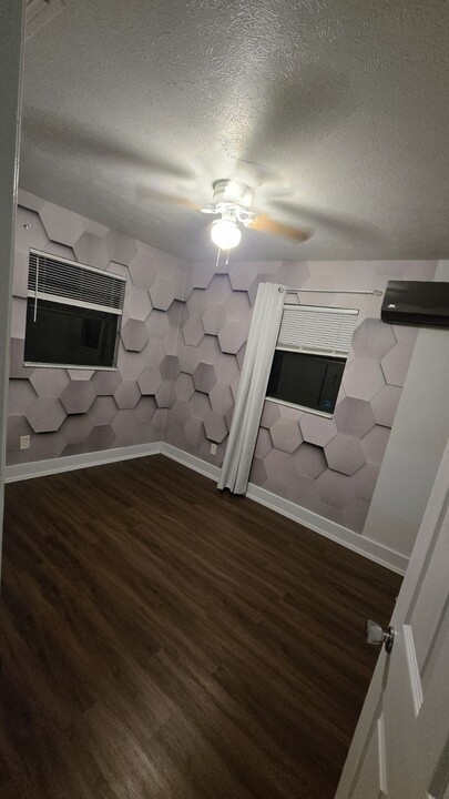 111 Andros St, Unit 2 in Lehigh Acres, FL - Foto de edificio