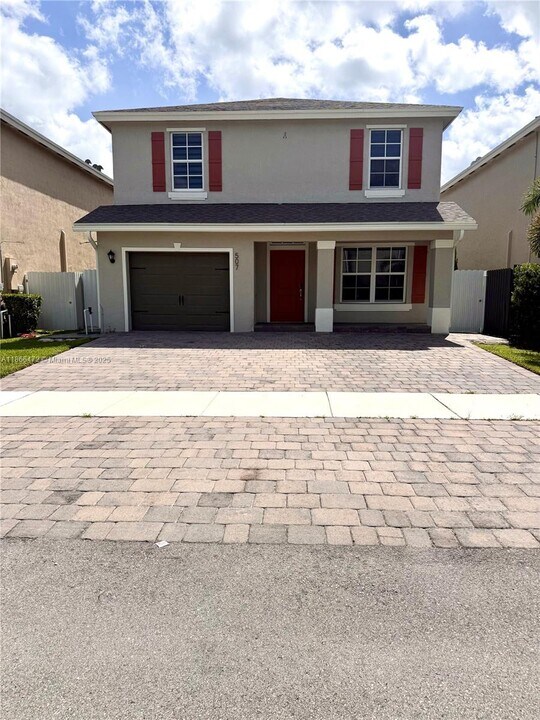 507 NE 6th Ct in Florida City, FL - Building Photo