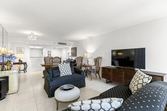 2400 Presidential Way in West Palm Beach, FL - Foto de edificio - Building Photo